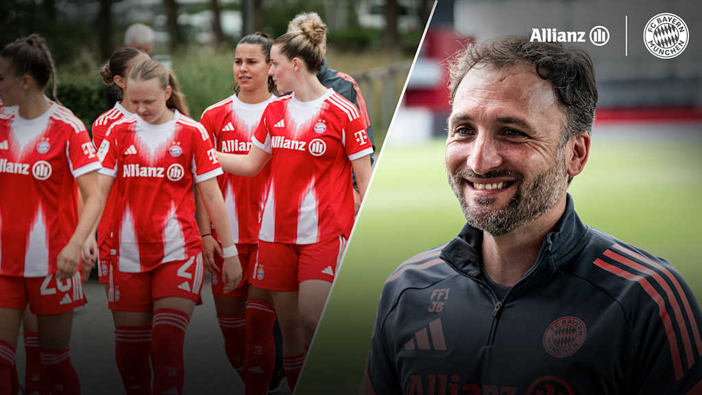 Spielerinnen der FC Bayern Frauen sowie Trainer José Barcala lächelnd
