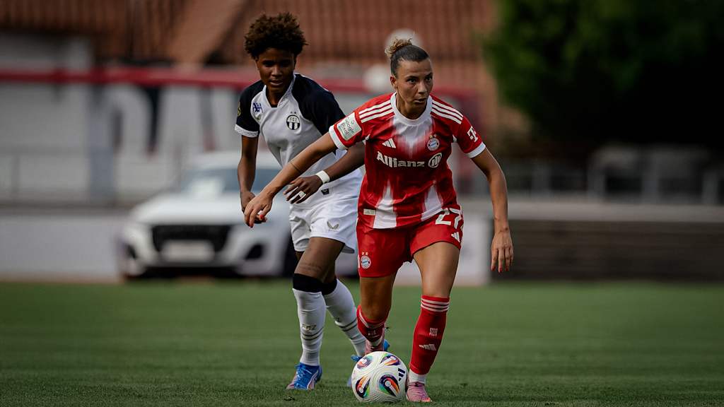 Arianna Caruso mit Ball am Fuß während des Testspiels der FC Bayern Frauen gegen den FC Zürich
