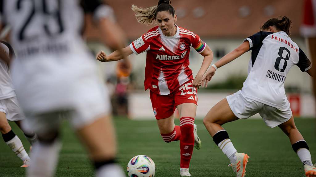 Sarah Zadrazil im Zweikampf während des Testspiels der FC Bayern Frauen gegen den FC Zürich