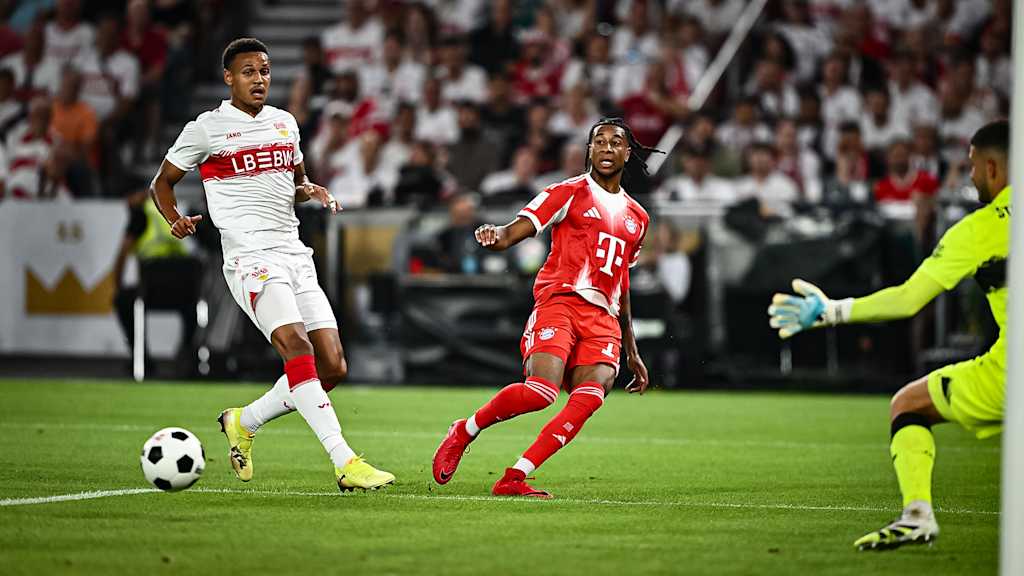 Michael Olise legt vor dem Tor quer während des Franz Beckenbauer-Supercup zwischen dem VfB Stuttgart und dem FC Bayern