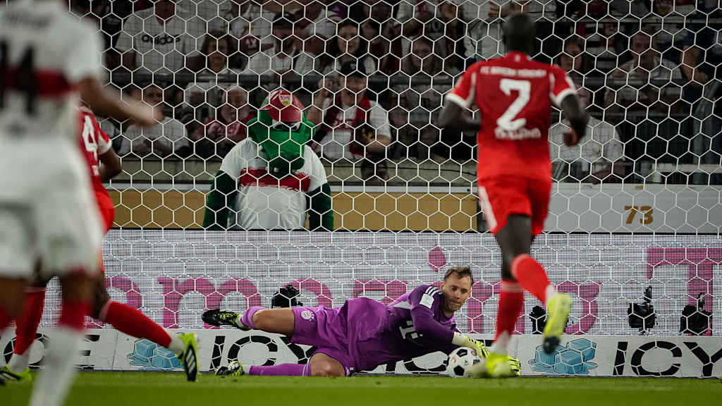 Manuel Neuer pariert einen Ball während des Franz Beckenbauer-Supercup zwischen dem VfB Stuttgart und dem FC Bayern