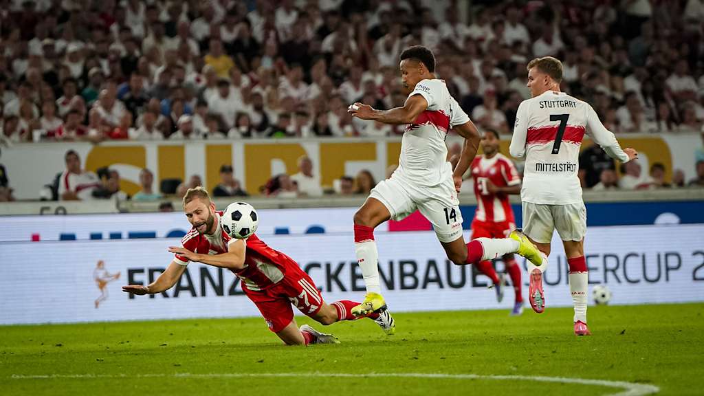 Konrad Laimer am Fallen nach einem Foulspiel während des Franz Beckenbauer-Supercup zwischen dem VfB Stuttgart und dem FC Bayern