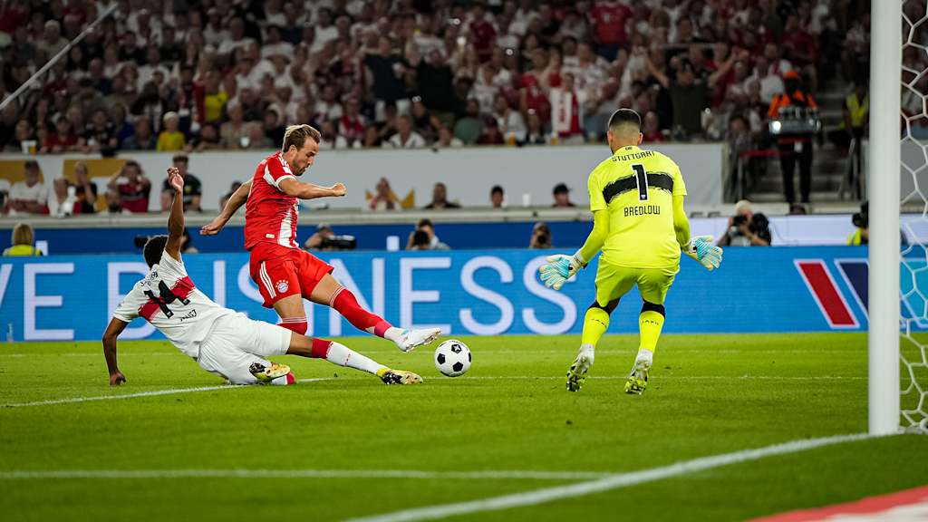 Harry Kane beim Torschuss während des Franz Beckenbauer-Supercup zwischen dem VfB Stuttgart und dem FC Bayern
