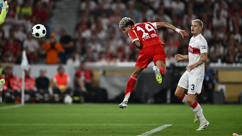 Luis Díaz köpft zum 2:0 ein während des Franz Beckenbauer-Supercup zwischen dem VfB Stuttgart und dem FC Bayern