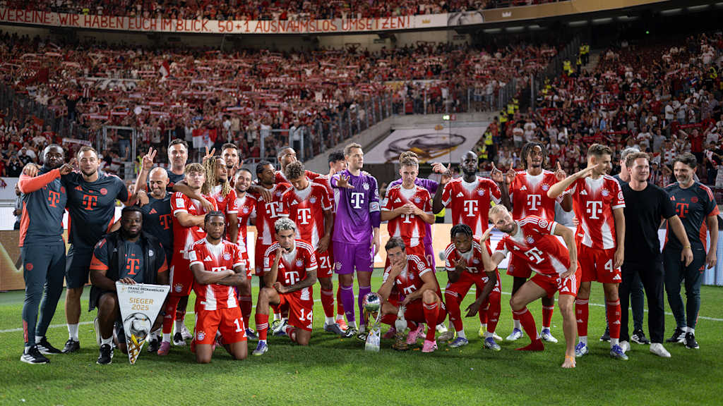 El FC Bayern celebra la conquista de la Supercopa Franz Beckenbauer 2025.