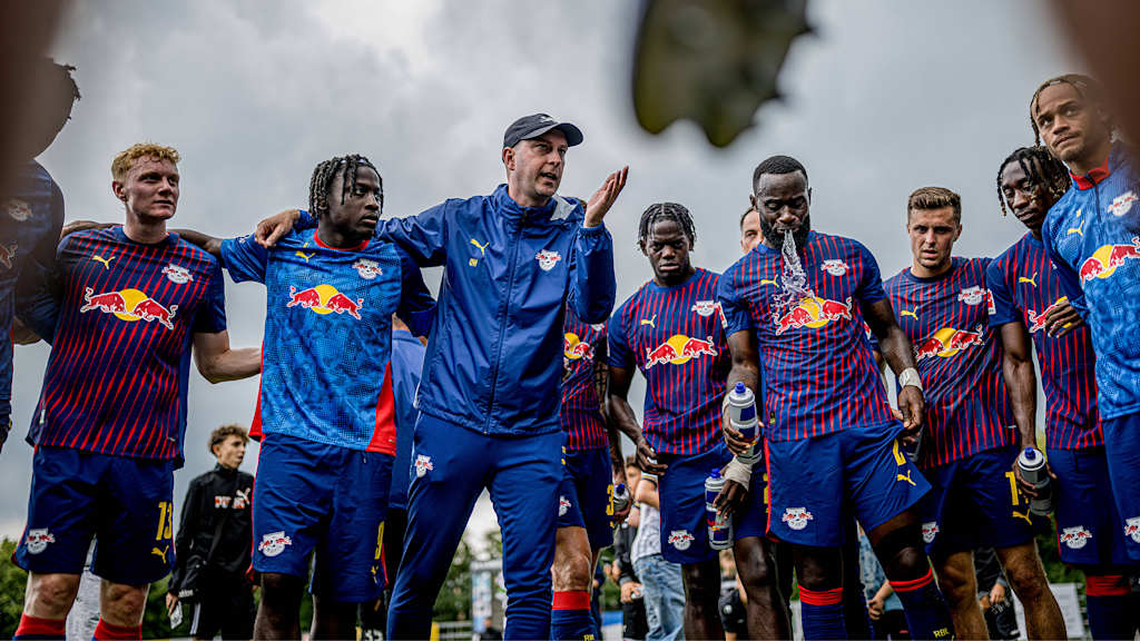 Coach Ole Werner spricht zu der Mannschaft von RB Leipzig.