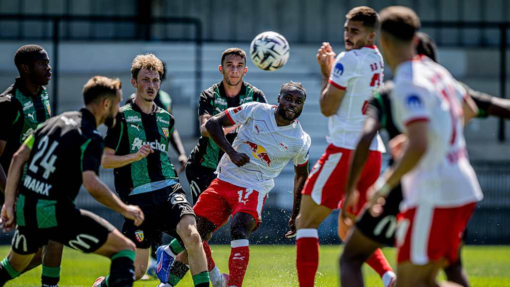 Ridle Baku köpft den Ball im Testspiel von RB Leipzig gegen Lens.