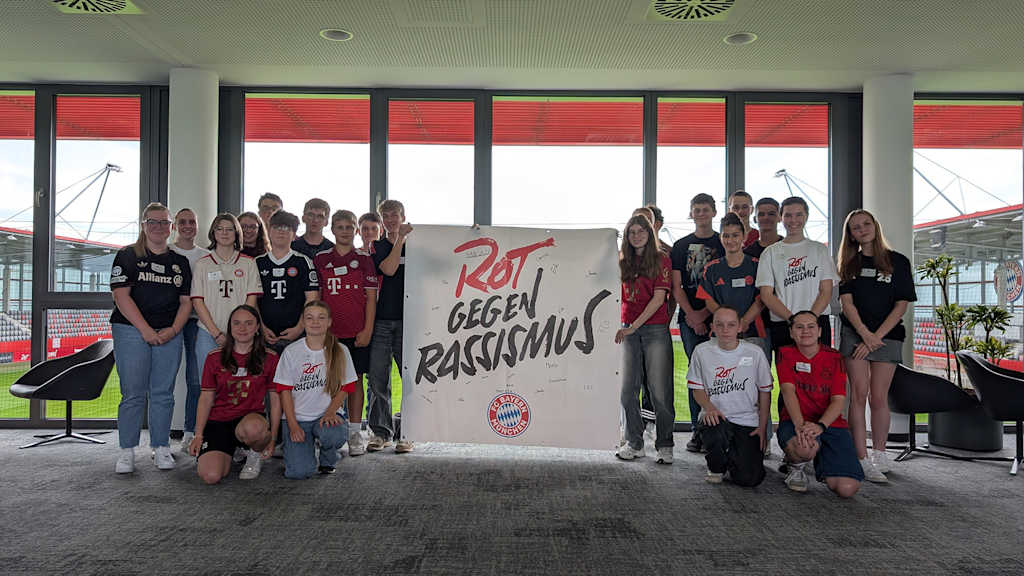 Gruppenfoto beim Rot gegen Rassismus-Workshop des FC Bayern Teens Club am Campus