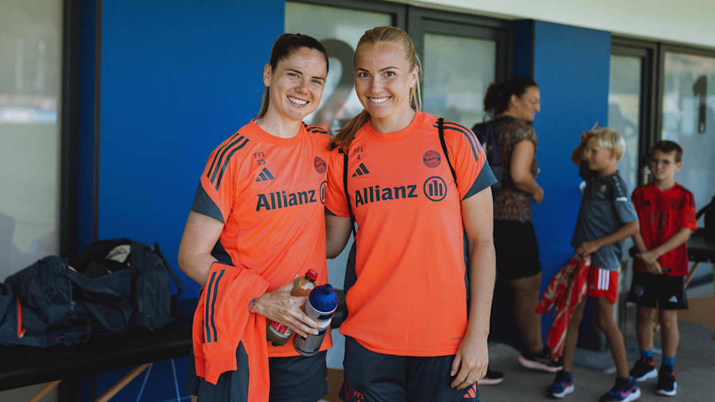 Sarah Zadrazil und  Glódís Perla Viggósdóttir von den FC Bayern Frauen vor dem Training in Tirol.