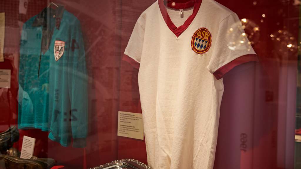 Historisches Trikot des FC Bayern in einer Vitrine des Vereinsmuseum in der Allianz Arena