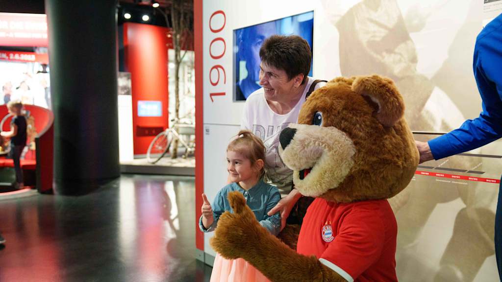 Berni mit Besuchern im FC Bayern Museum