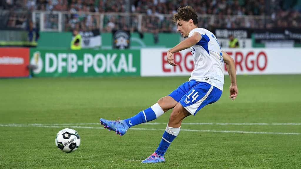 Maurice Krattenmacher schießt einen Elfmeter.