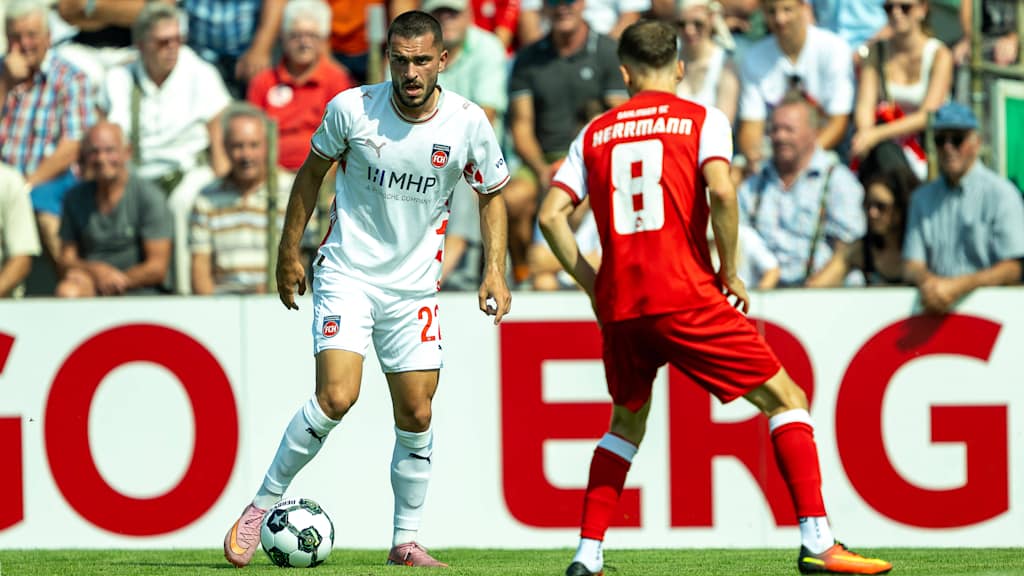 Arijon Ibrahimovic im Zweikampf mit Bahlinger's Herrmann.
