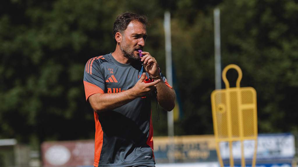 Jose Barcala mit Pfeife im Mund im Training der FC Bayern Frauen