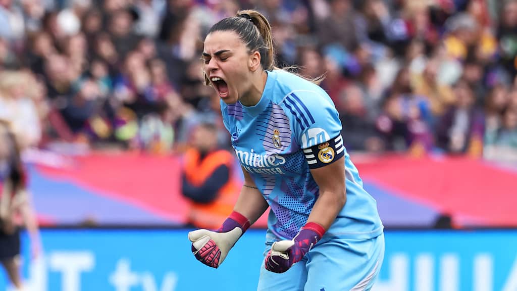 Misa Rodríguez bejubelt einen gehaltenen Ball im Duell mit dem FC Barcelona.