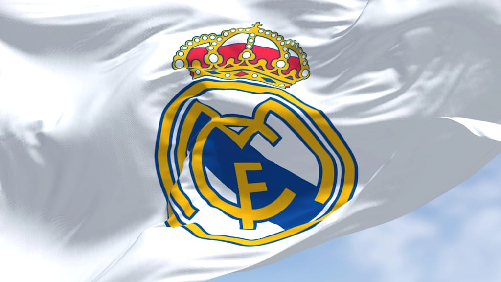 Real Madrid Logo auf weißer Flagge