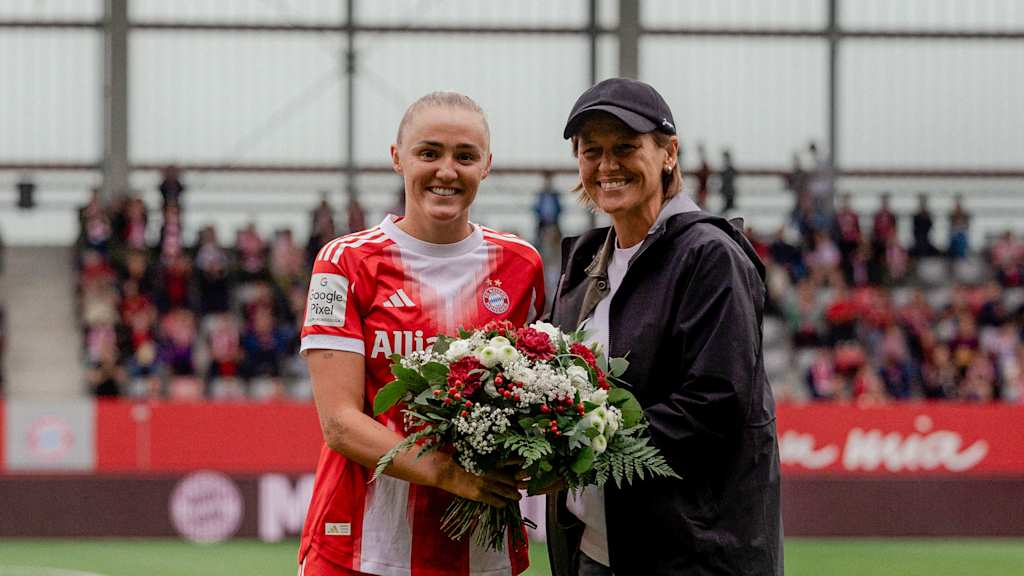 Bianca Rech beglückwünscht Georgia Stanway zum EM-Titel.