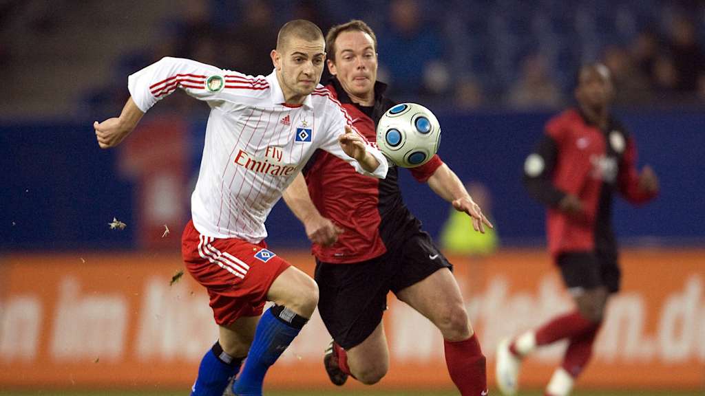 Szene aus dem DFB-Pokalspiel zwischen dem Hamburger SV und dem SV Wehen Wiesbaden im Viertelfinale 2009
