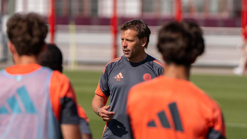 Cheftrainer Holger Seitz im Training der FC Bayern Amateure