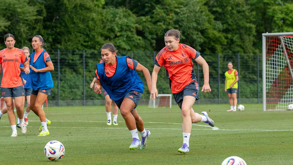 Lisa Marie Karl und Paula Rintzner im Zweikampf um den Ball.