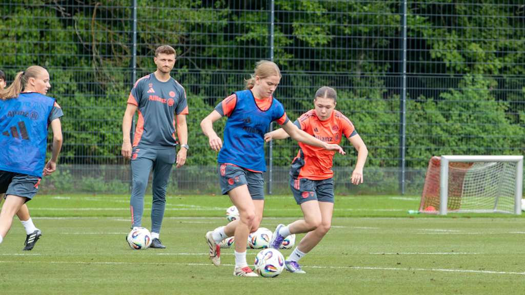 Die FC Bayern Frauen II während einer Einheit am FC Bayern Campus.