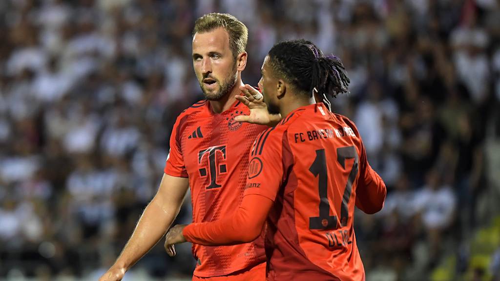 Harry Kane und Michael Olise bejubeln ein Tor des FC Bayern im DFB-Pokalspiel gegen den SSV Ulm.