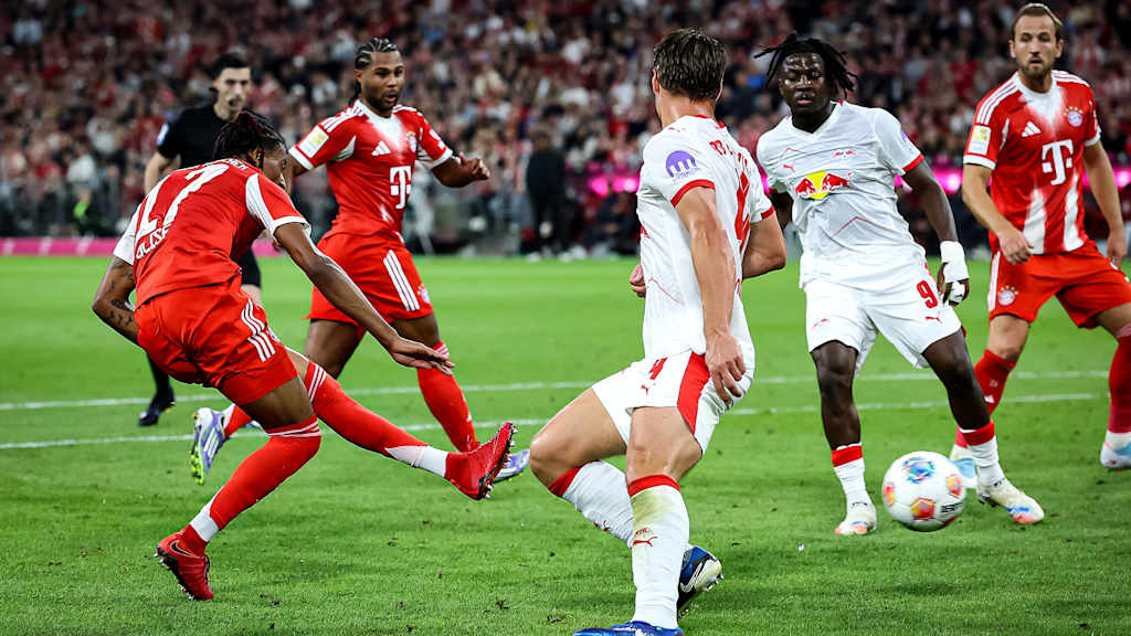 Michael Olise trifft zum 3:0 während des Bundesligaauftakts zwischen dem FC Bayern und RB Leipzig