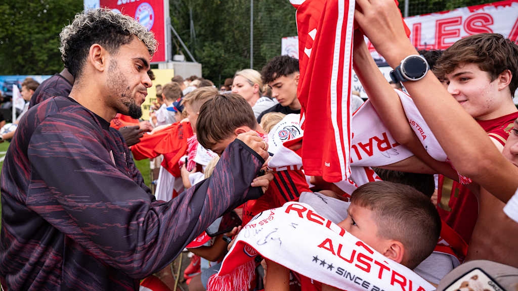 Luís Diaz schreibt Autogramme während des Traumspiels des FC Bayern gegen den Fanclub Red Eagles Austria.