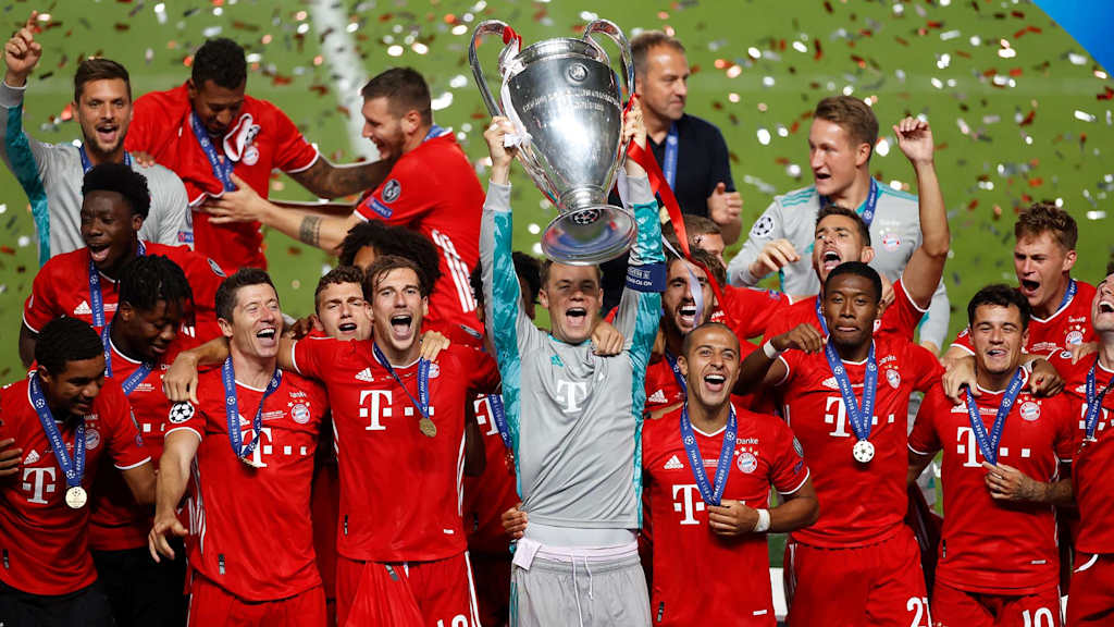 Spieler des FC Bayern jubeln mit dem Champions League-Pokal