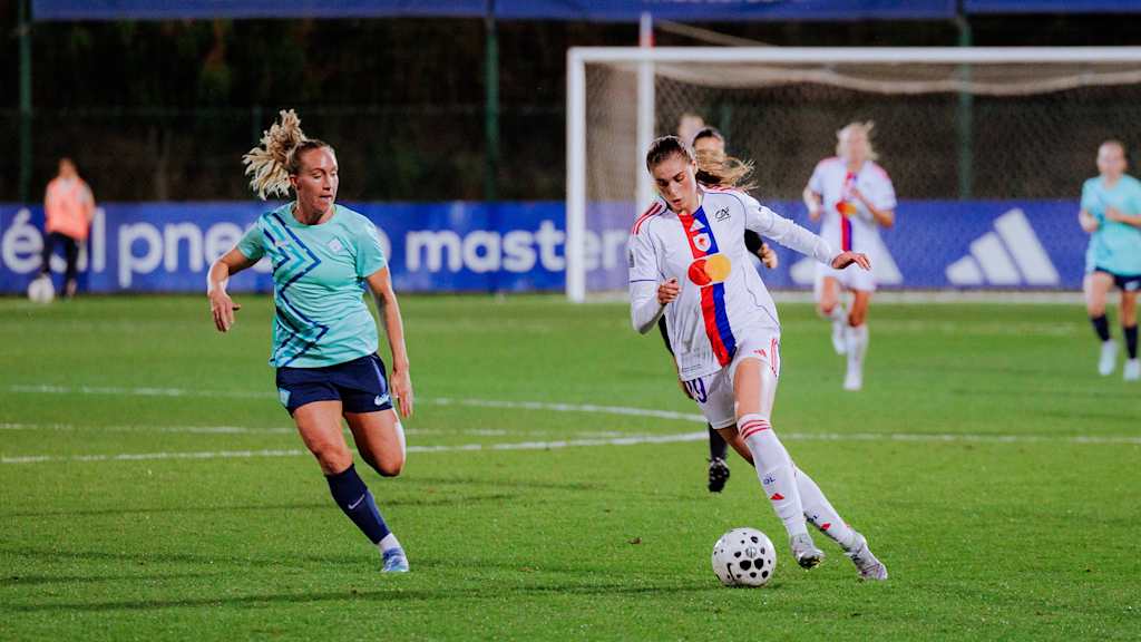 Jule Brand mit dem Ball am Fuß während eines Freundschaftsspiels.