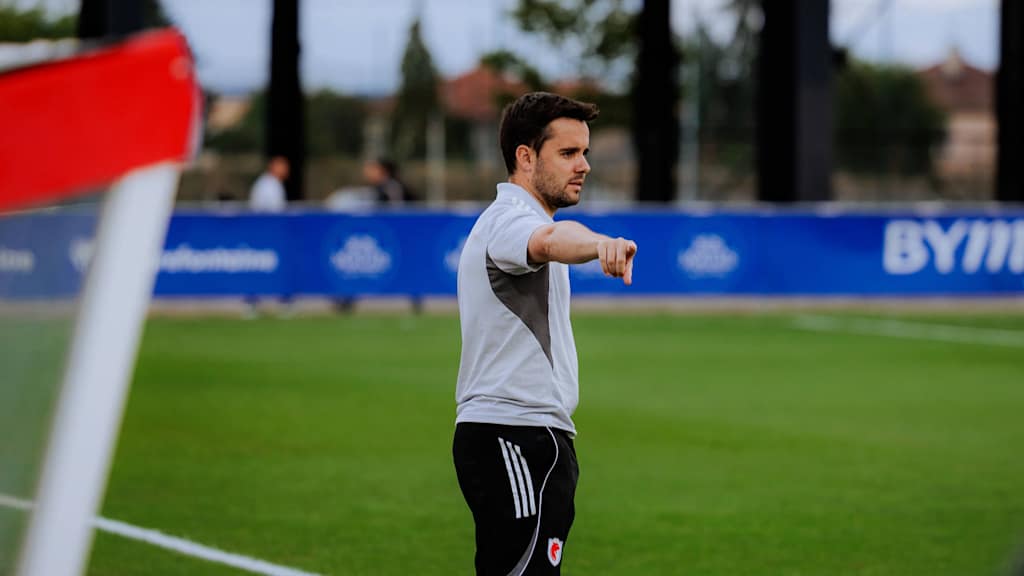 Jonatan Giráldez während eines Testspiels von OL Lyonnes während der Sommervorbereitung.