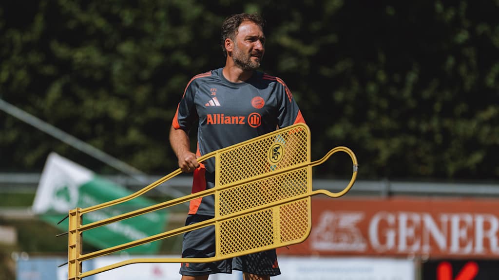 Jose Barcala leads FC Bayern Women training
