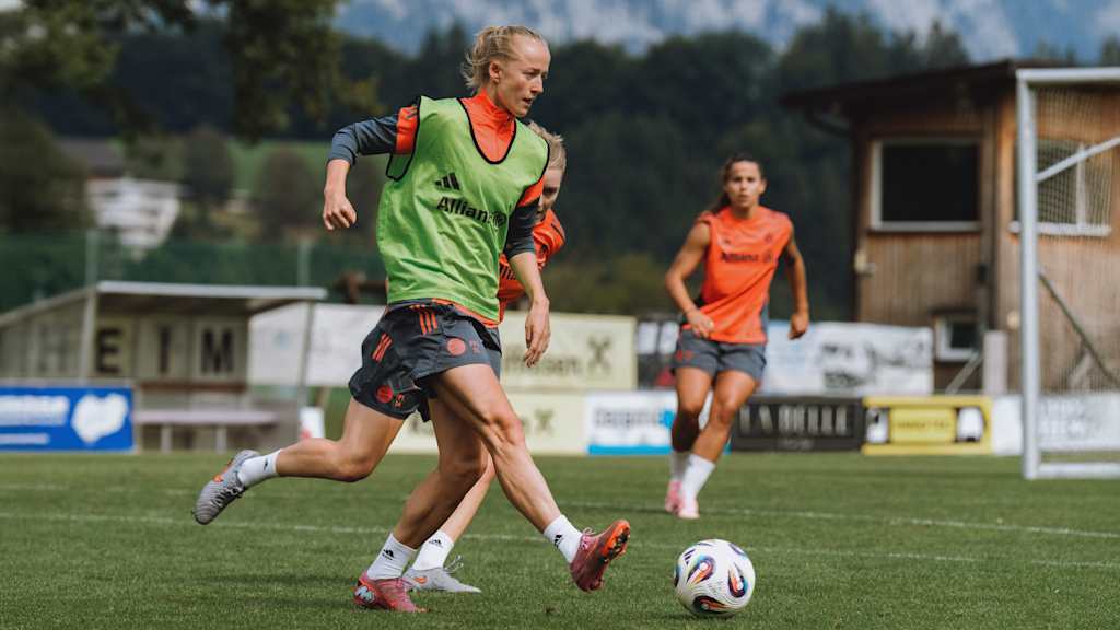 Lea Schüller with the ball at her feet during FC Bayern Women training.