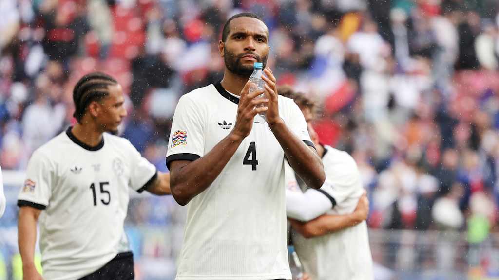 Jonathan Tah applaudiert in Richtung der Fans nach einem Länderspiel mit der deutschen Nationalelf.