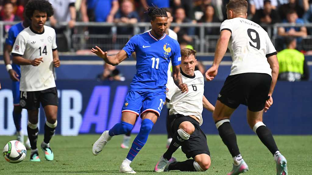 Michael Olise für Frankreich im Zweikampf mit Joshua Kimmich für Deutschland.