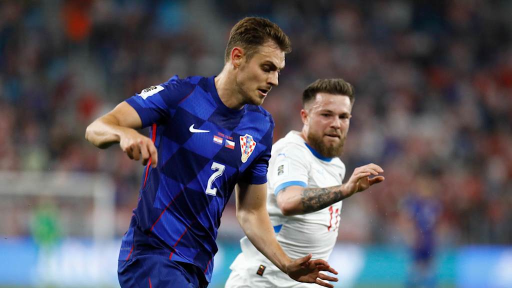 Josip Stanisic im Zweikampf im blauen Trikot der kroatischen Nationalmannschaft.
