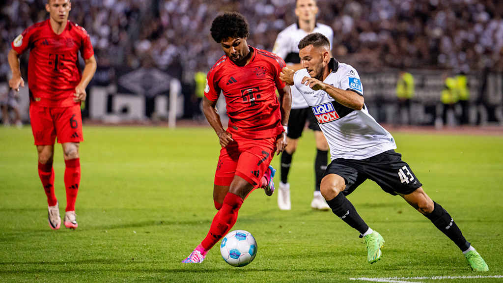 Serge Gnabry im Zweikampf mit einem Spieler des SSV Ulm
