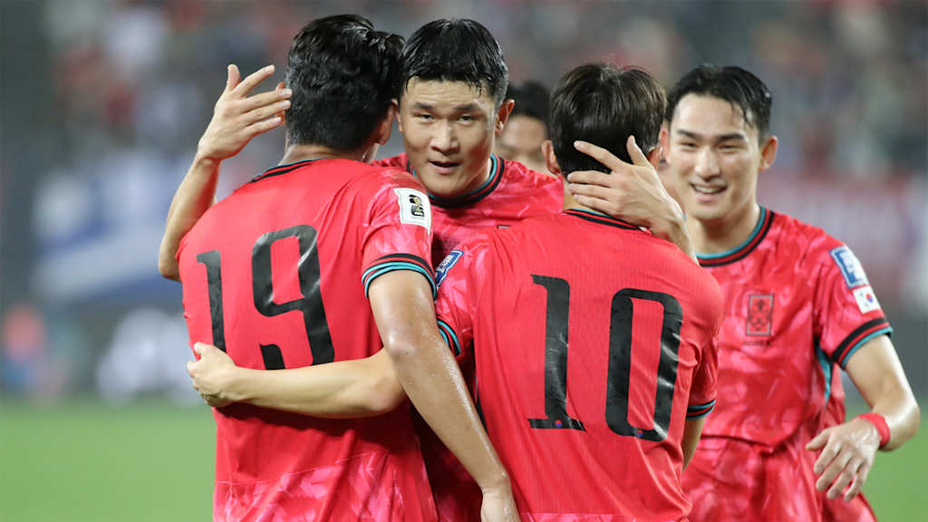 Minjae Kim jubelt mit den Teamkollegen im Trikot der südkoreanischen Nationalmannschaft.
