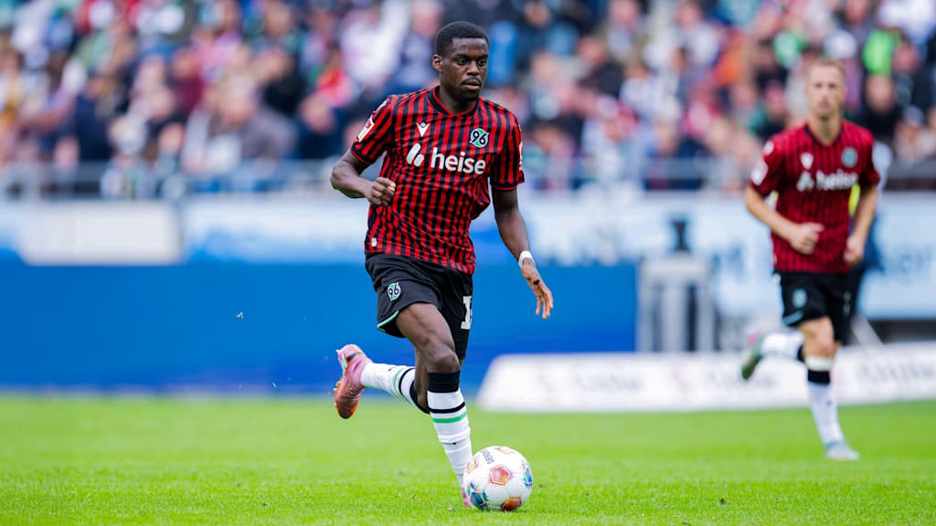 Noel Aseko Nkili läuft beim Heimspiel von Hannover 96 mit dem Ball am Fuß.