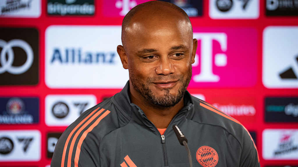 Vincent Kompany lächelnd im Presssetalk des FC Bayern vor dem Pokalspiel in Wiesbaden.