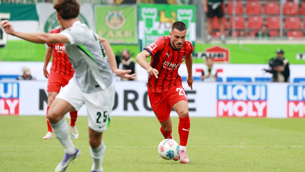 Arijon Ibrahimović führt den Ball am Fuß.