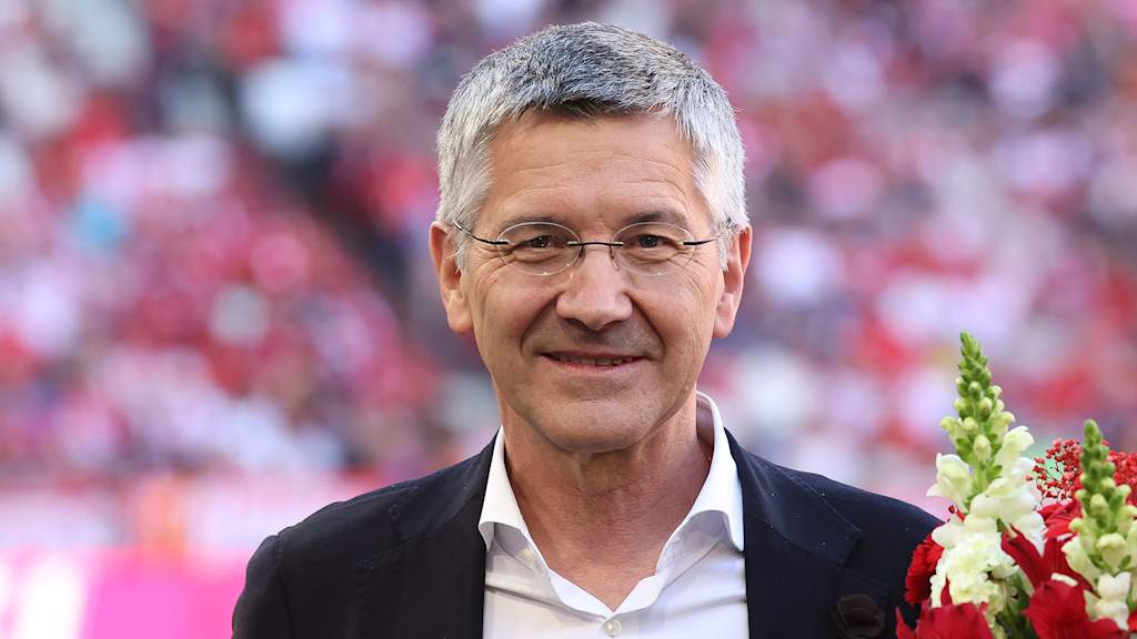 Herbert Hainer lächelnd in der Allianz Arena