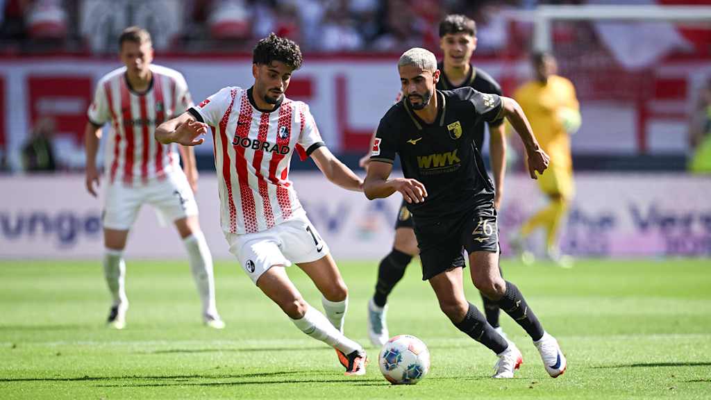 Elias Saad dribbelt mit dem Ball im Bundesliga-Spiel des FC Augsburg beim SC Freiburg.