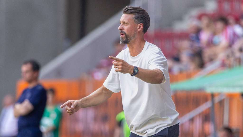 Sandro Wagner coacht seine Mannschaft an der Seitenlinie.