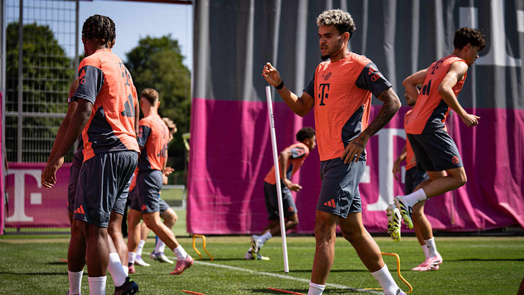 Luis Díaz beim Warmlaufen im Training des FC Bayern vor dem Pokalspiel in Wiesbaden.