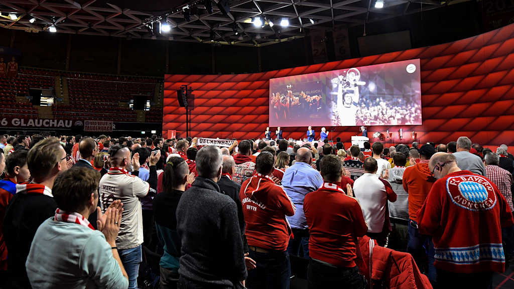 Mitglieder des FC Bayern gedenken auf der JHV 2024 Franz Beckenbauer