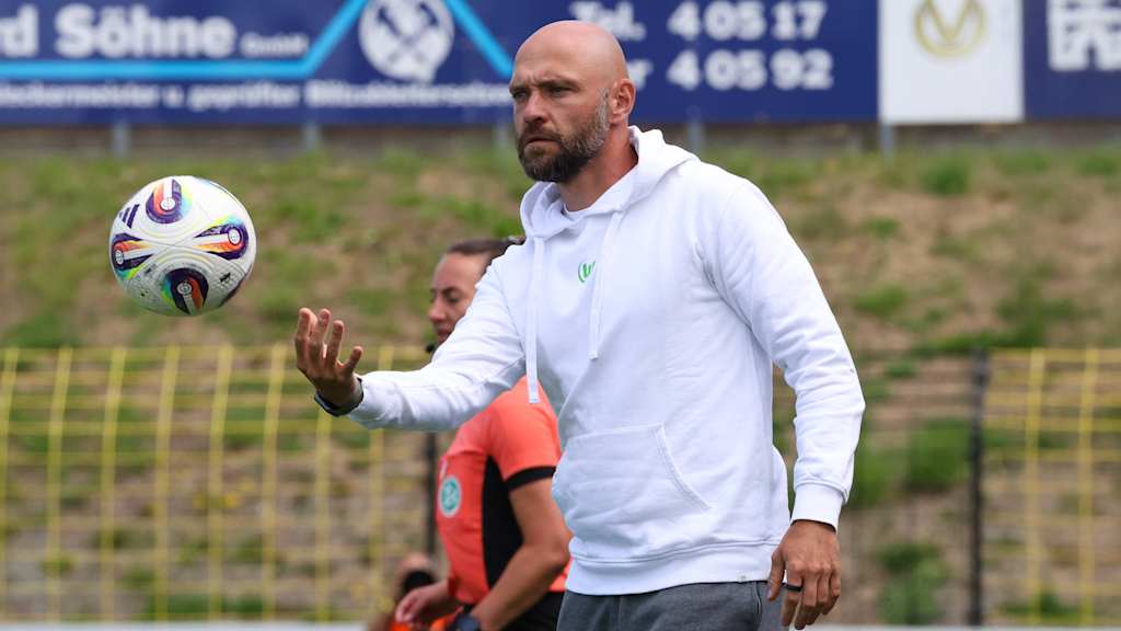 Stephan Lerch, der neue Trainer des VfL Wolfsburg, wirft einen Ball zurück auf Spielfeld.