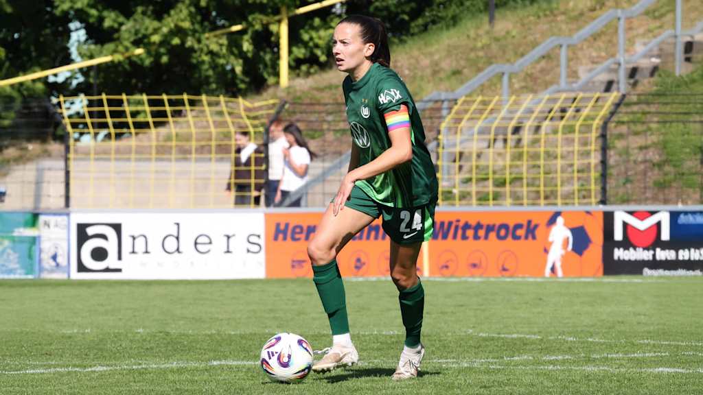 Wolfsburgs Joelle Wedemeyer im Testspiel mit Ball am Fuß und Kapitänsbinde am Arm.