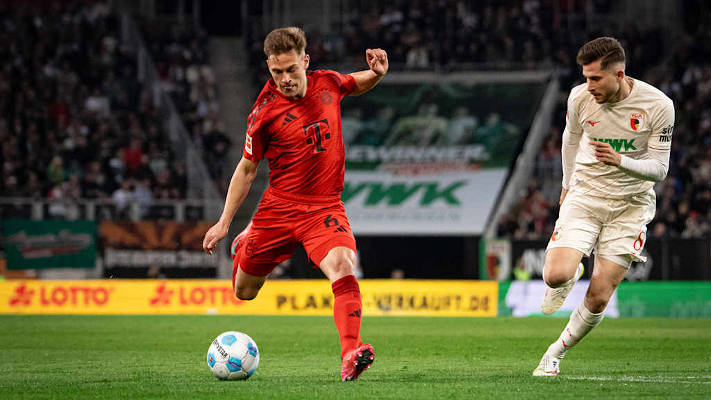 Joshua Kimmich schießt auf das Tor im Spiel gegen Augsburg.