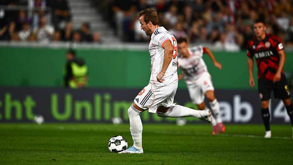 Harry Kane beim Elfmeter während des DFB-Pokalspiels des FC Bayern beim SV Wehen Wiesbaden